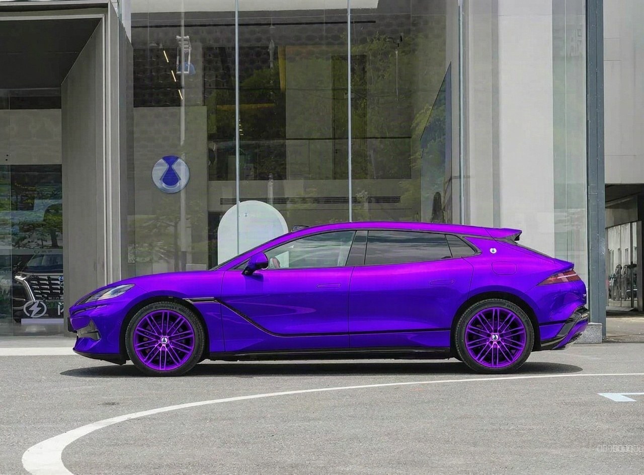Change the car's paint color to deep royal purple metallic — AI car build by @1239270543