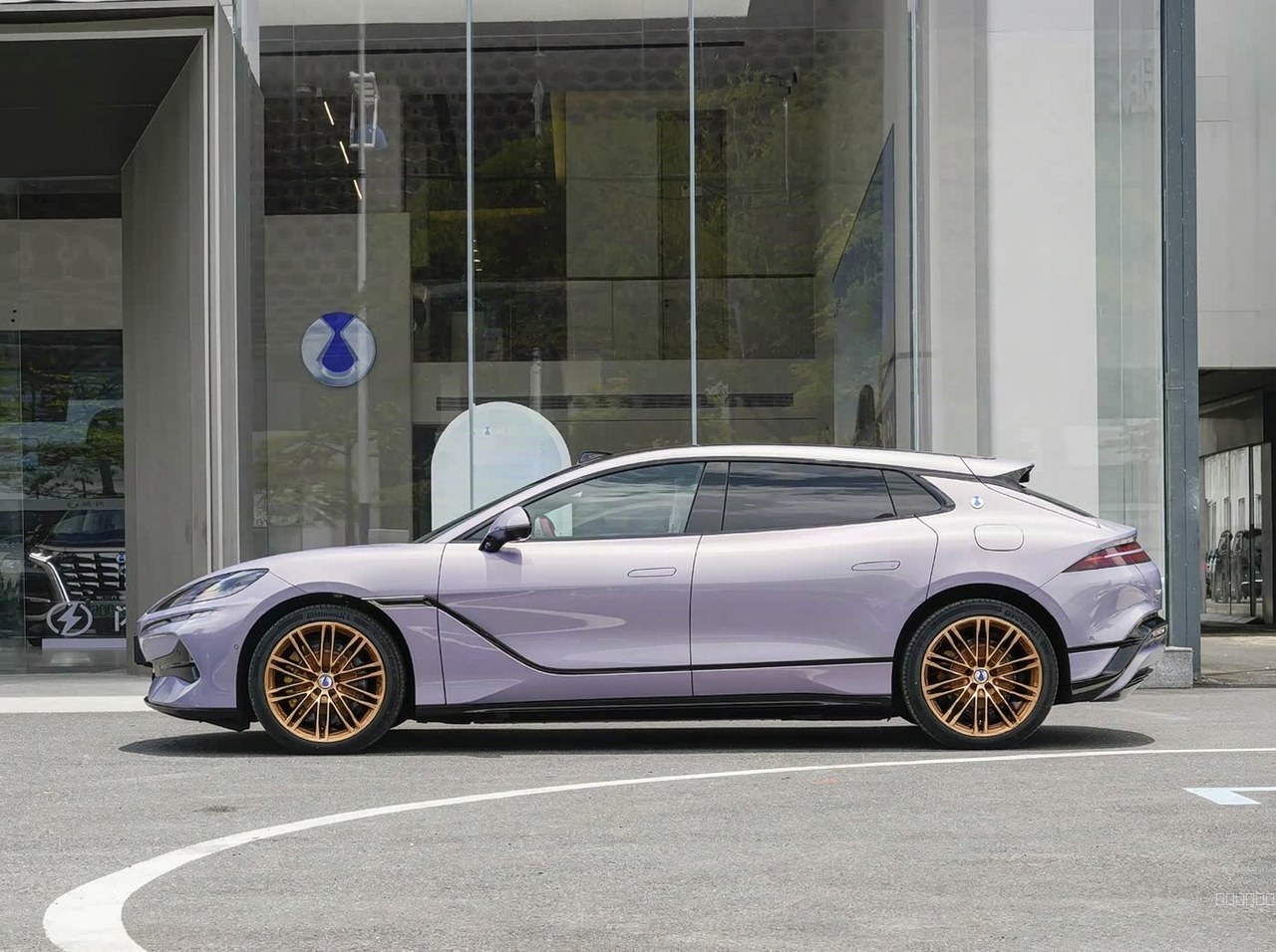 Replace the car's wheels with bronze six-spoke lightweight racing whee — AI car build by @1239270543